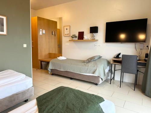 Habitación Triple con bañera del hotel Laki. Foto 4