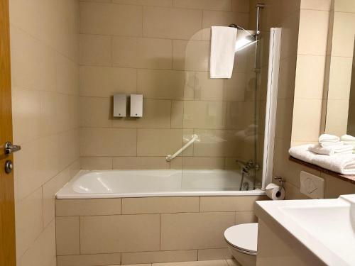 Habitación Triple con bañera del hotel Laki. Foto 6