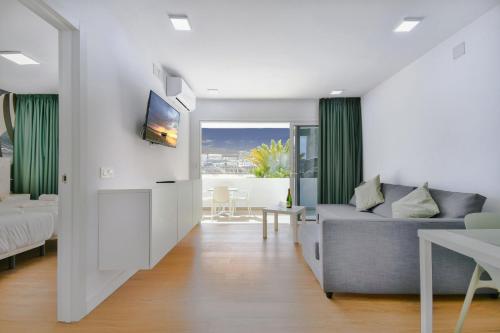 Apartamento de 1 dormitorio con vistas a la piscina del hotel Palm Suites (formerly Calypso Oasis). Foto 1