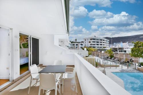 Apartamento de 1 dormitorio con vistas a la piscina del hotel Palm Suites (formerly Calypso Oasis). Foto 2