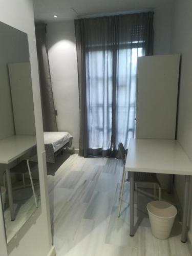 Habitación Individual con baño compartido del hotel Central Sevilla. Foto 1