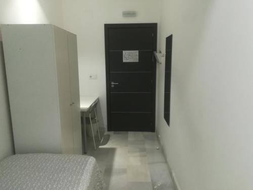 Habitación Individual con baño compartido del hotel Central Sevilla. Foto 11