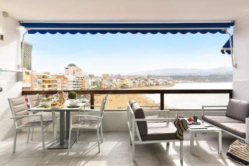 Apartamento con terraza y vistas al mar del hotel Don Carlos. Foto 1