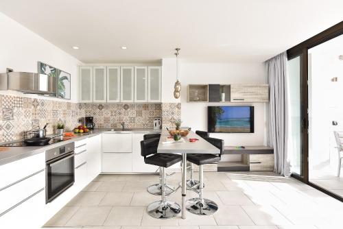 Apartamento con terraza y vistas al mar del hotel Don Carlos. Foto 7