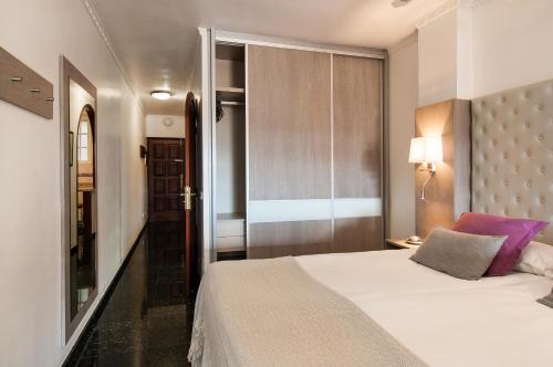 Apartamento Superior con terraza y vistas al mar del hotel Don Carlos. Foto 5