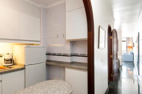 Apartamento Superior con terraza y vistas al mar del hotel Don Carlos. Foto 10