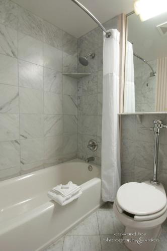 Habitación con 2 camas grandes del hotel Warwick Allerton - Chicago. Foto 3