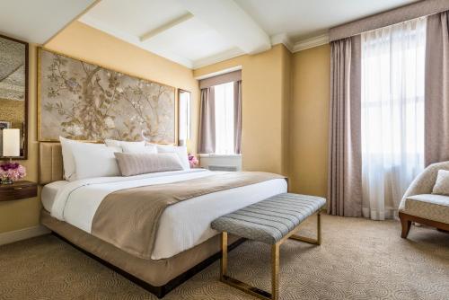 Habitación con cama extragrande. del hotel Warwick Allerton - Chicago. Foto 1