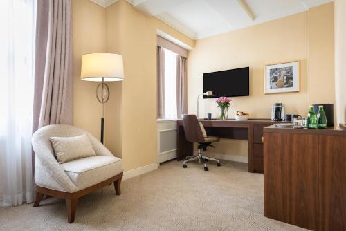 Habitación con cama extragrande. del hotel Warwick Allerton - Chicago. Foto 5