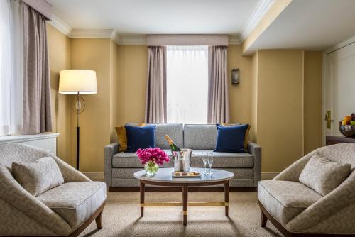 Habitación Executive con cama extragrande del hotel Warwick Allerton - Chicago