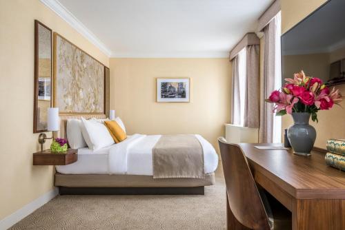 Habitación Executive con cama extragrande del hotel Warwick Allerton - Chicago. Foto 1