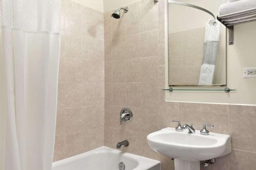 Habitación Doble Deluxe con 2 camas dobles - No fumadores del hotel Travelodge By Wyndham Downtown Chicago
