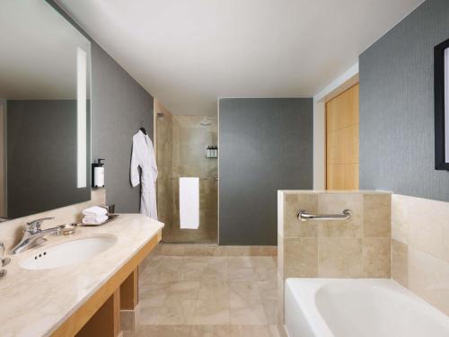 SUPERIOR 2 CAMAS DOBLES CON BAÑERA ACCESIBLE del hotel Sofitel Chicago Magnificent Mile. Foto 7