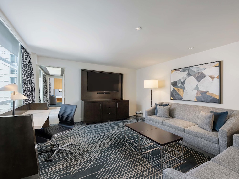 SIGNATURE SUITE 1 CAMA KING del hotel Sofitel Chicago Magnificent Mile. Foto 2