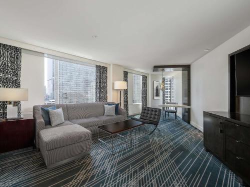 MAGNIFIQUE CORNER SUITE 1 DORMITORIO 1 CAMA KING CON BAÑERA ACCESIBLE Y DUCHA A RASO del hotel Sofitel Chicago Magnificent Mile. Foto 4