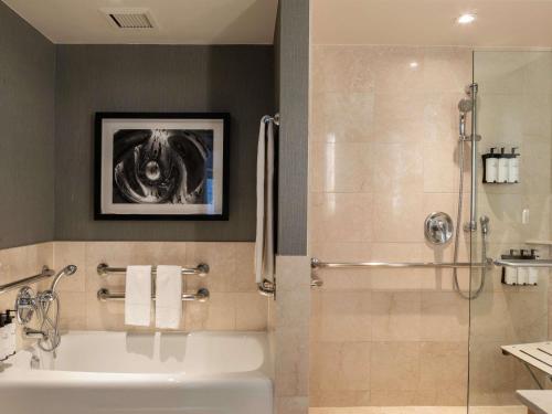 MAGNIFIQUE CORNER SUITE 1 DORMITORIO 1 CAMA KING CON BAÑERA ACCESIBLE Y DUCHA A RASO del hotel Sofitel Chicago Magnificent Mile. Foto 6
