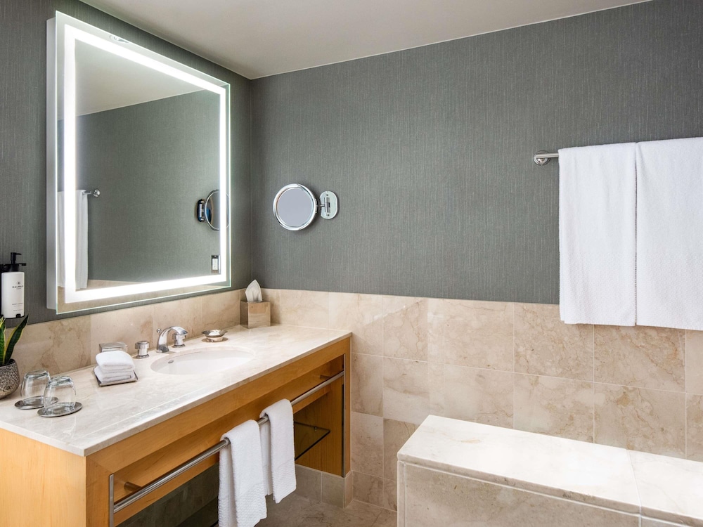 JUNIOR SUITE 1 CAMA KING, 1 SOFÁ CAMA - 500 pies², 46m², Accesible ADA del hotel Sofitel Chicago Magnificent Mile. Foto 5