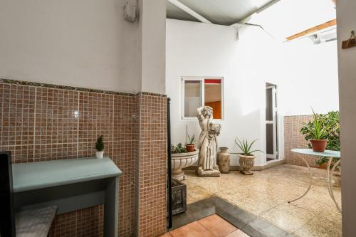 Habitación doble Vista Patio Baño compartido 1 Cama doble del hotel Drago. Foto 6