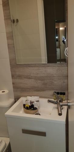 Habitación doble con balcón del hotel Le Petit Palü-fuencarral. Foto 9