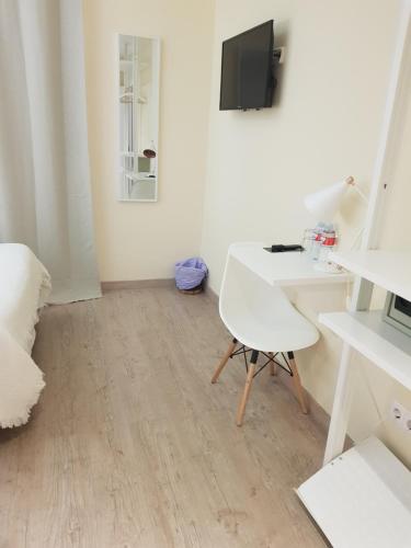 Habitación doble con balcón del hotel Le Petit Palü-fuencarral. Foto 13