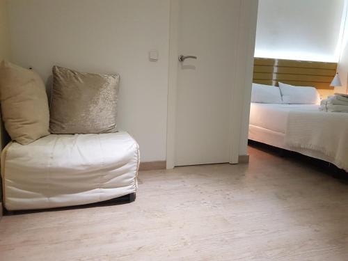 Habitación doble con balcón del hotel Le Petit Palü-fuencarral. Foto 14