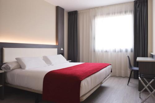 Habitación con cama extragrande. del hotel New Bilbao Airport. Foto 2