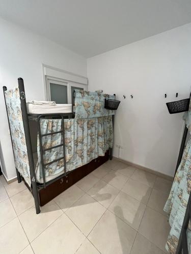 Habitación Cuádruple con baño del hotel A2c - Adults Only. Foto 1