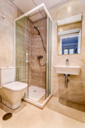 Habitación Cuádruple con baño del hotel A2c - Adults Only. Foto 3