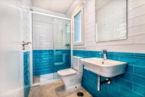 Habitación Cuádruple con baño del hotel A2c - Adults Only. Foto 4