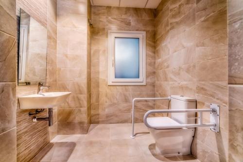 Habitación Familiar con baño privado del hotel A2c - Adults Only. Foto 1