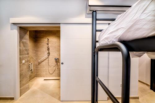 Habitación Familiar con baño privado del hotel A2c - Adults Only. Foto 2