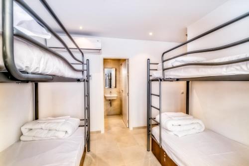 Cama en habitación compartida mixta de 4 camas del hotel A2c - Adults Only