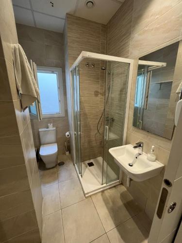 Cama en habitación compartida mixta de 4 camas del hotel A2c - Adults Only. Foto 6