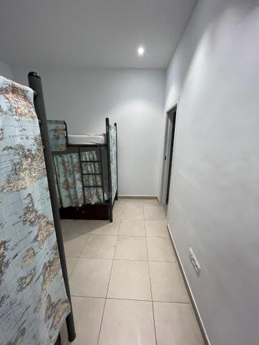 Cama en habitación compartida mixta de 4 camas del hotel A2c - Adults Only. Foto 7