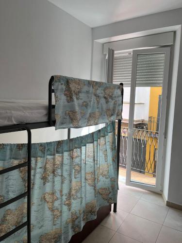 Cama en habitación compartida mixta de 8 camas del hotel A2c - Adults Only. Foto 3