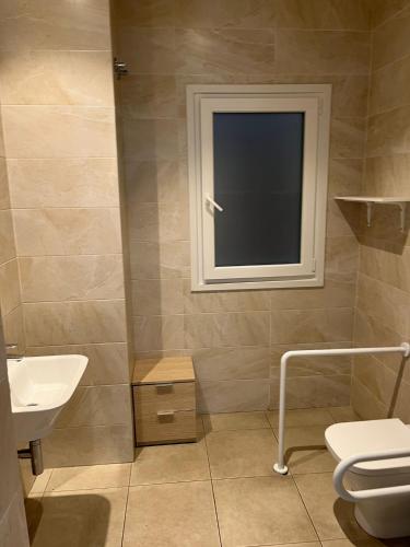 Cama en habitación compartida mixta de 8 camas del hotel A2c - Adults Only. Foto 5