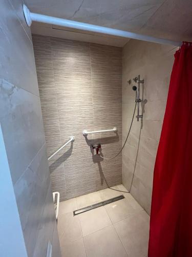 Cama en habitación compartida mixta de 8 camas del hotel A2c - Adults Only. Foto 7