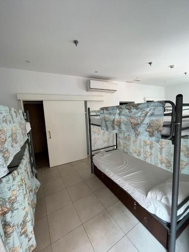 Cama en habitación compartida mixta de 8 camas del hotel A2c - Adults Only. Foto 9