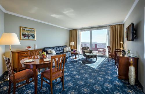 Suite con vistas al mar - Cama extragrande del hotel Casa Leon. Foto 2