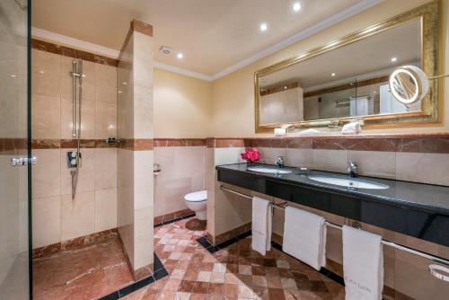 Suite con vistas al mar - Cama extragrande del hotel Casa Leon. Foto 4