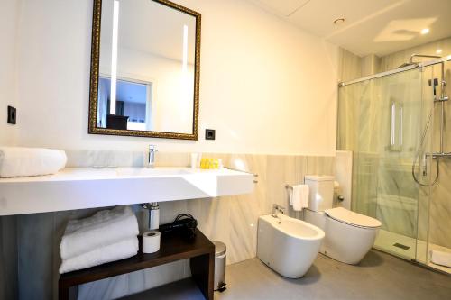 Habitación Prémium con bañera exterior, terraza y vistas al Real Alcázar del hotel Legado Alcázar