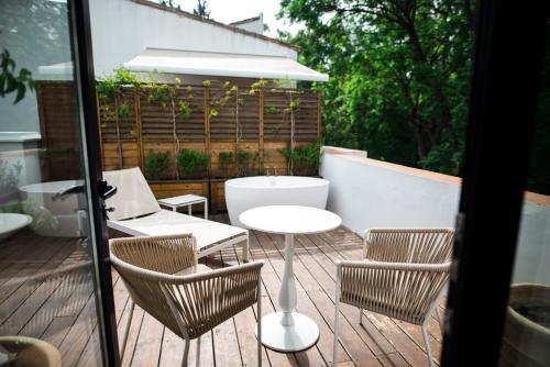Habitación Prémium con bañera exterior, terraza y vistas al Real Alcázar del hotel Legado Alcázar. Foto 3