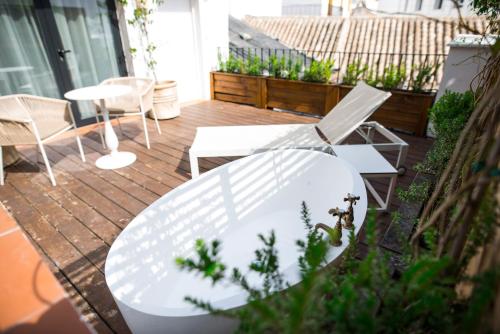 Habitación Prémium con bañera exterior, terraza y vistas al Real Alcázar del hotel Legado Alcázar. Foto 5