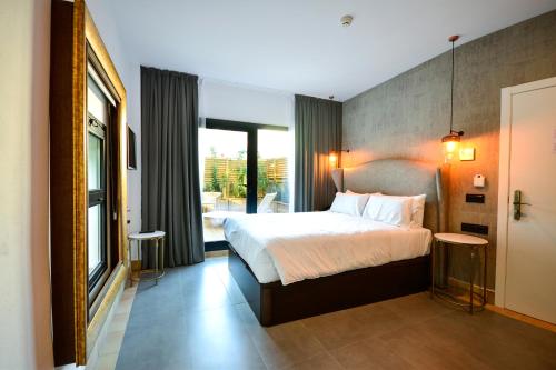 Habitación Doble Superior con terraza y vistas al Real Alcázar del hotel Legado Alcázar. Foto 3