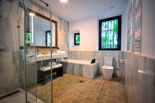 Habitación Deluxe con terraza y vistas al Real Alcázar del hotel Legado Alcázar. Foto 2