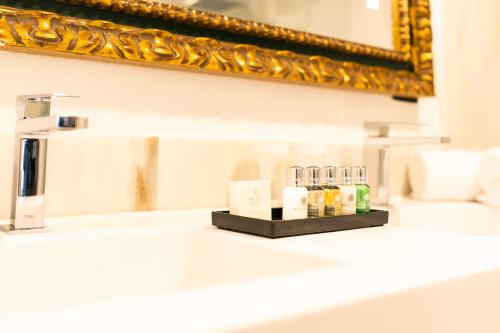 Habitación Deluxe con terraza y vistas al Real Alcázar del hotel Legado Alcázar. Foto 4