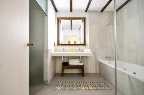 Suite con terraza y vistas al Real Alcázar del hotel Legado Alcázar. Foto 3