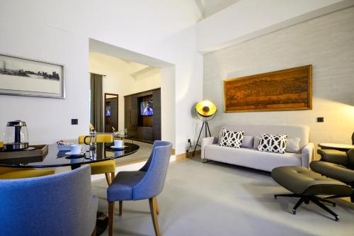 Suite con terraza y vistas al Real Alcázar del hotel Legado Alcázar. Foto 7