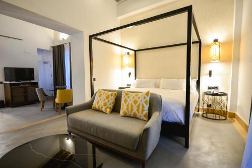 Suite con terraza y vistas al Real Alcázar del hotel Legado Alcázar. Foto 9