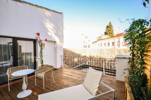 Habitación Prémium con bañera exterior, terraza y vistas al Real Alcázar del hotel Legado Alcázar. Foto 1